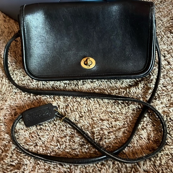 Elegant Black Shoulder Bag - Picture 1 of 7